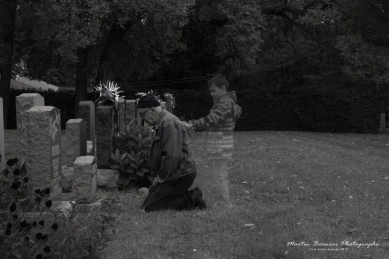 Chantal Turgeon Médium Voyante vielle homme au cimetière avec un ange